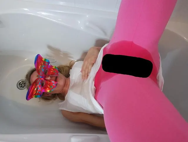 Ich habe in der Badewanne eine Kerze gemacht  . . und mich dann schön vollgepisst . .