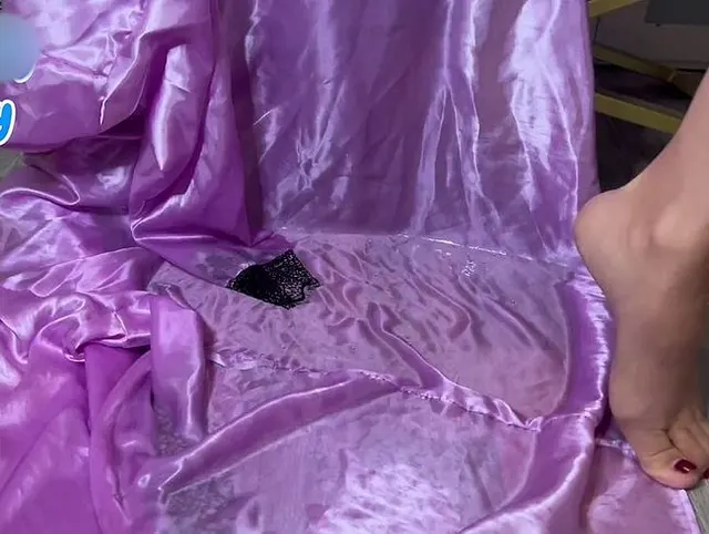 Den User Wunsch erfüllt und mein Satin Negligee vollgepisst