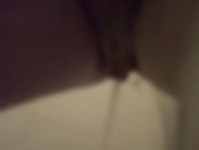 Mein erstes Video: Sieh mir beim pinkeln zu