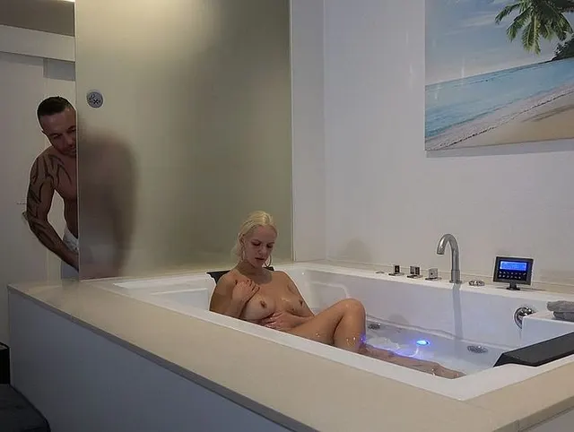 HOTELFICKSCHLAMPE! Ich piss ihm über den Schwanz | Sperma, Piss, RIMMING & hemmungsloser Hardcore!