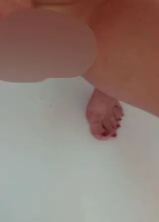 Dreckige Pissfotze Pia pinkelt als Wixxvorlage in Dusche