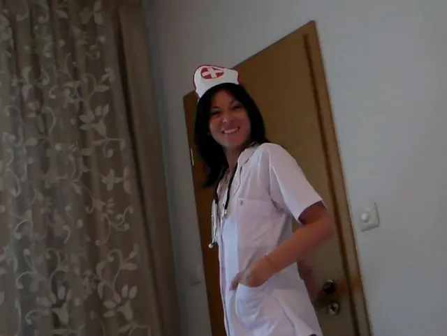 Krankenschwester und Patient in wildem Golden Shower Sex
