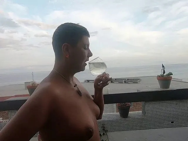 Wir trinken unseren eigenen Natursekt aus einem Glas