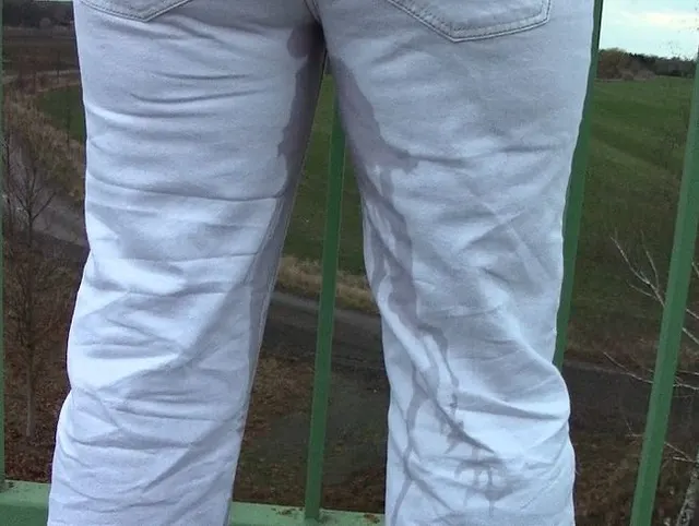 Schön in die Jeans gepisst mitten auf der Brücke