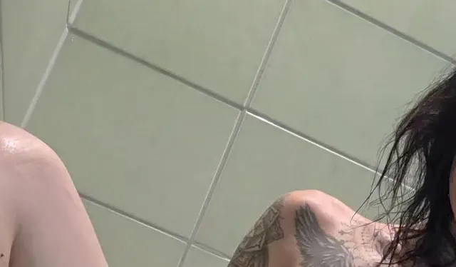 Ich hab im Urlaub in die Dusche gepinkelt und dich mitgenommen