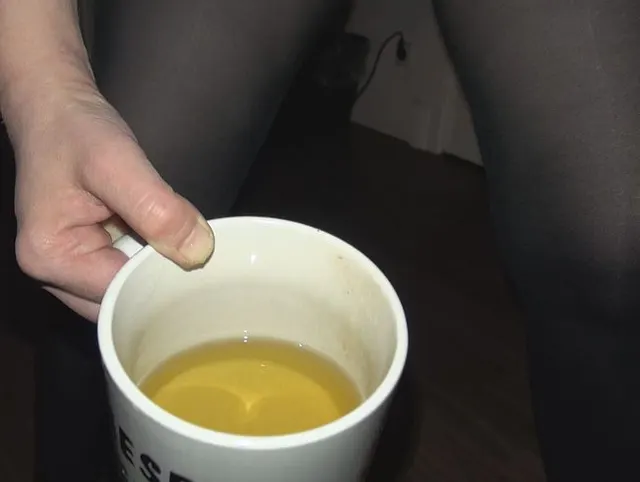 Pisse dem Sklave sein Kaffee Ersatz