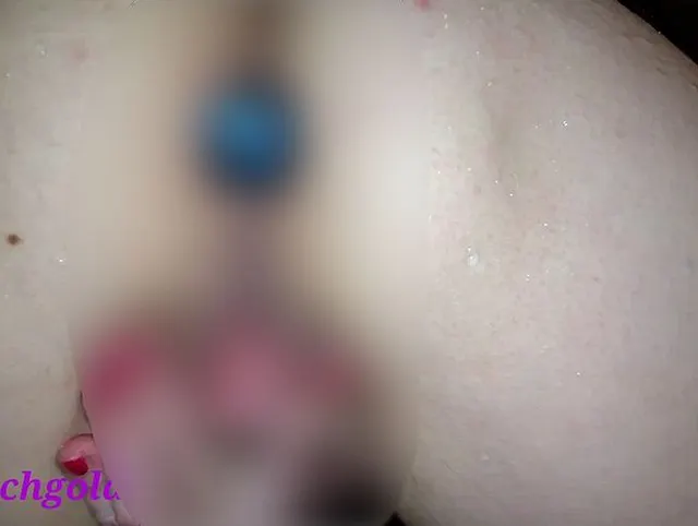 Natursekt ich pinkel Doggy mit Analplug in die Badewanne für NS Liebhaber