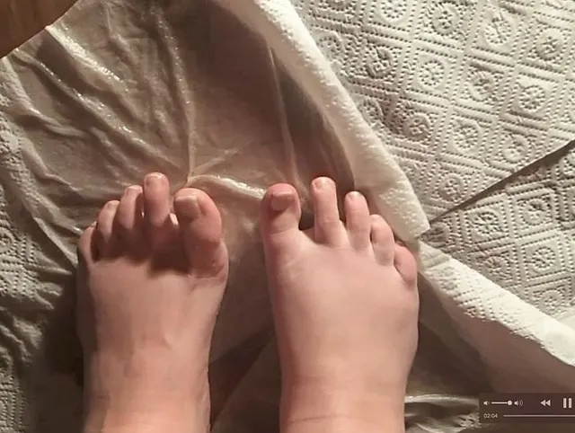 Ich pinkle ungeniert auf Küchentücher am Fußboden
