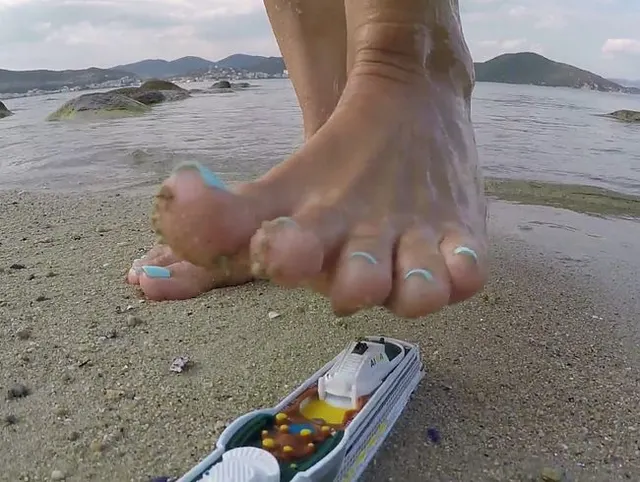 Giantess Mermaid verwüstet ein anderes Schiff mit ihrem Natursekt und ihrer Fotze