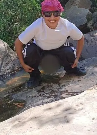 öffentliches Pinkeln im Freien in der Natur