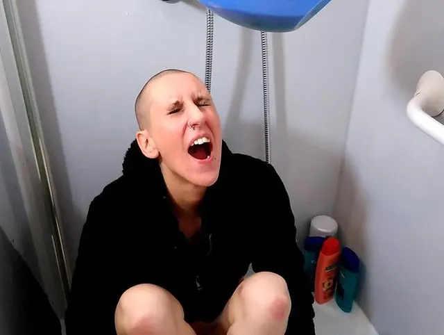 Piss Schüssel auf meinem Gesicht mit meinem Jcket