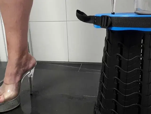 Im Stehen habe ich es über Schenkel und Beine laufen gelassen ...