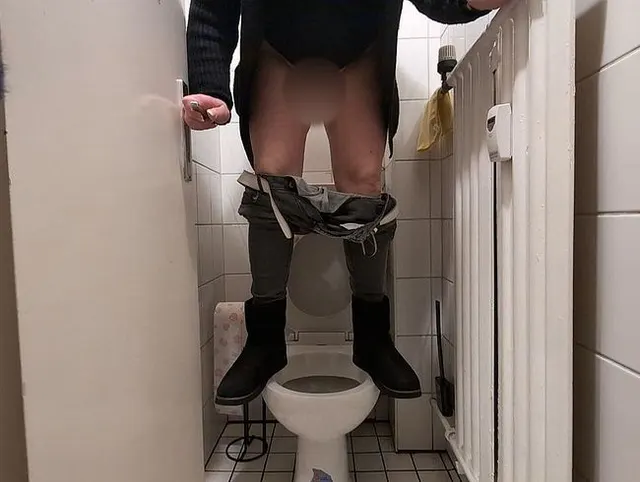 Pissen auf dem Engsten Klo .