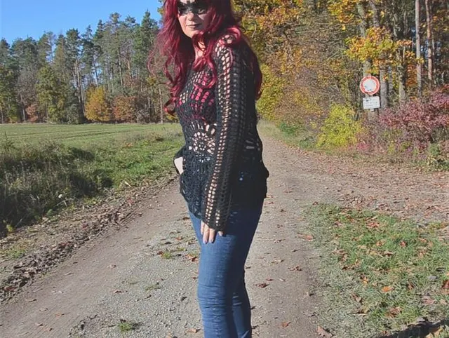 Versautes Luder pisst sich in enge Jeans