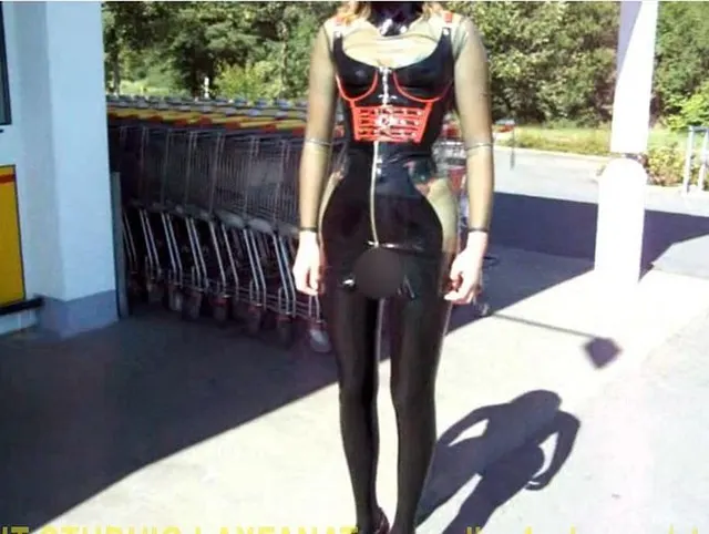 Latex gepierctes Mädchen geht in der Öffentlichkeit, Pissen und gefistet