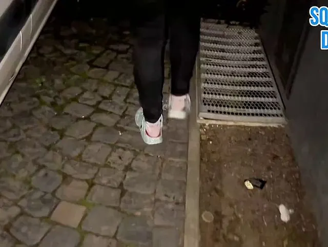 Auf dem Heimweg ein schneller piss zwischen die Autos