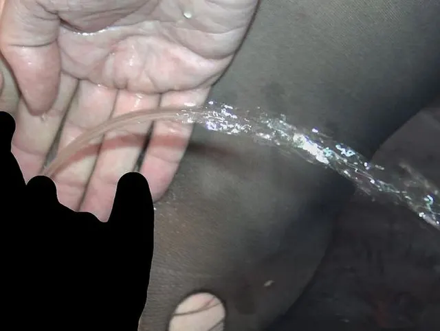 Harnröhren PLUG rein und dadurch pisst die Sklavin