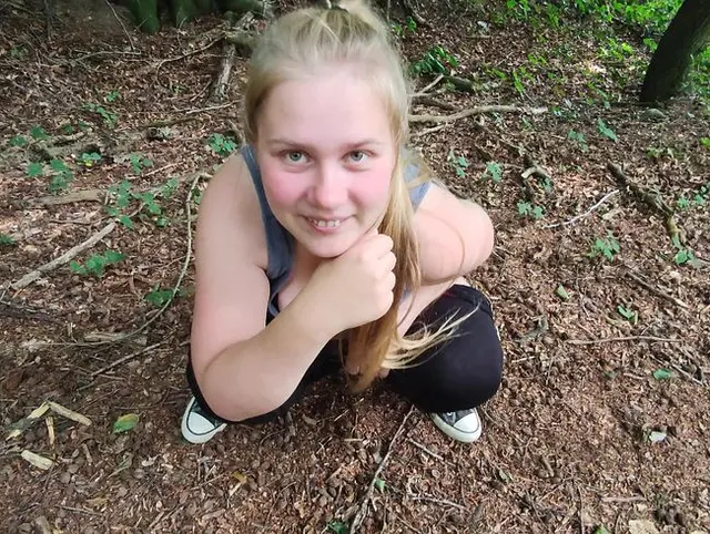Pipi-Pause im Wald! Hat das Jemand gesehen?