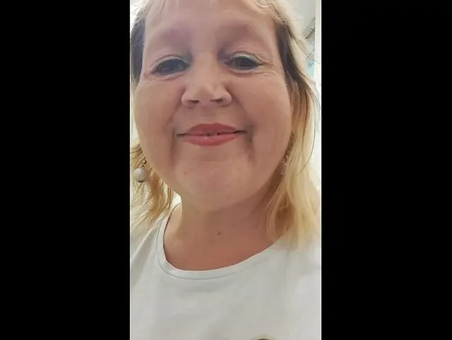 Pipi machen auf öffentlichen Klo