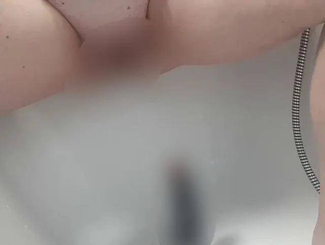 Vor Geilheit auf meinen dicken schwarzen Dildo gepisst ...