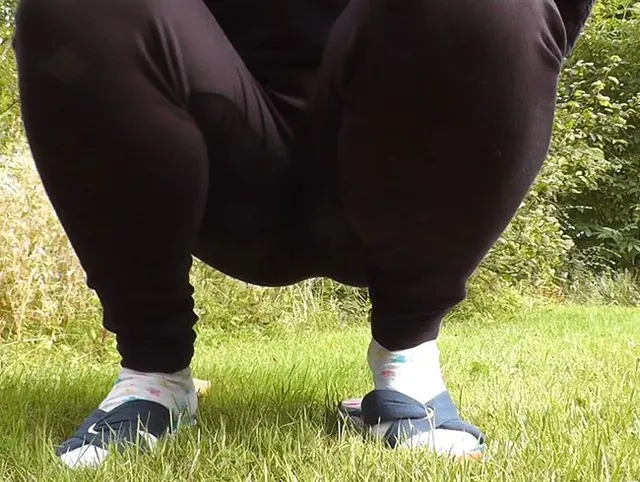Wiesenpiss in süßen Socken