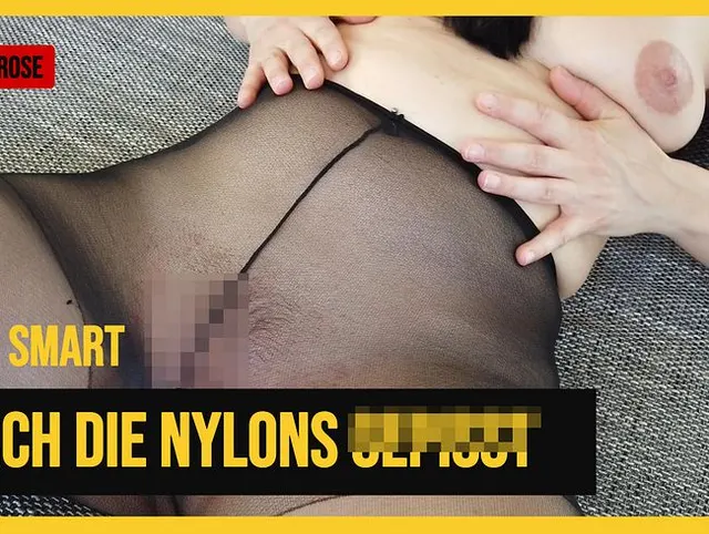 Verführerische Piss-Show in schwarzer Nylonstrumpfhose