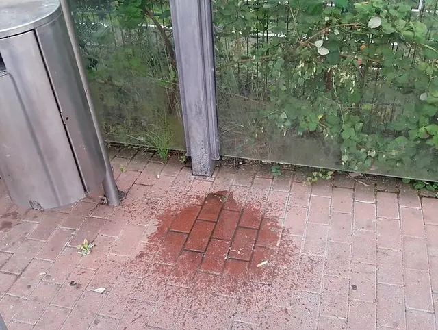 abpissen am Bahnsteig