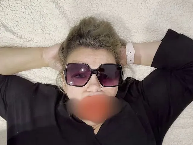 Mit Gummi-Lippen Pisse trinken? Geht!