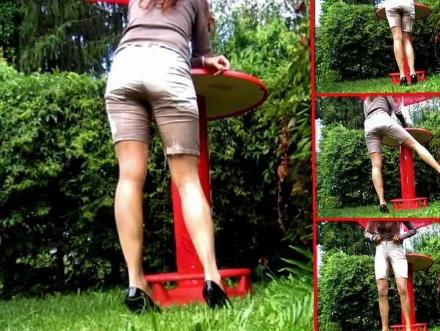 Piss am Stehtisch beim Telefonieren - in Bermudas und FSH