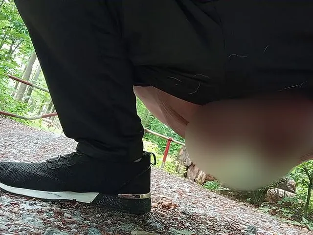 Outdoor pissen und furzen Leg dich darunter