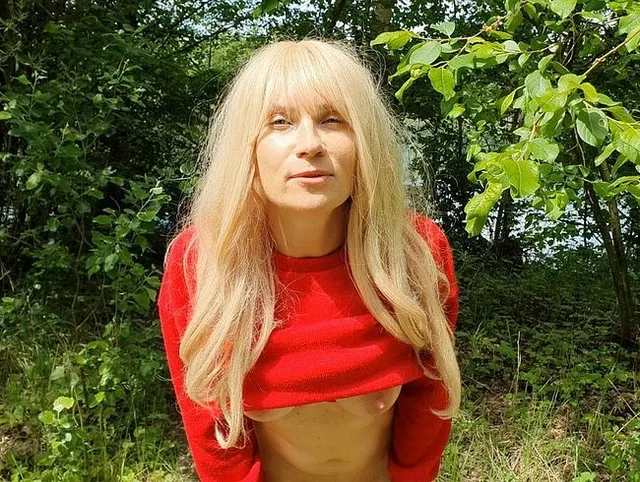 ERWISCHT! Wild Pissen im Wald endet mit Blowjob! MEGA STRAHL!