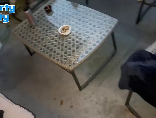 Meine haarige Muschi bei pissen gefilmt!