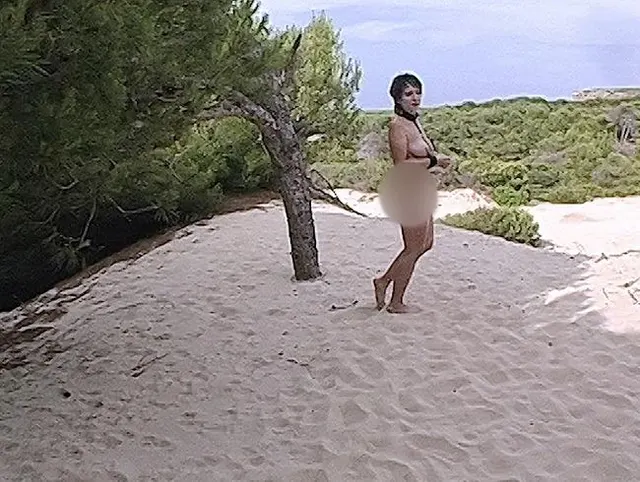 Lill kriegt die ganze Pisse am Strand ins Maul, lecker