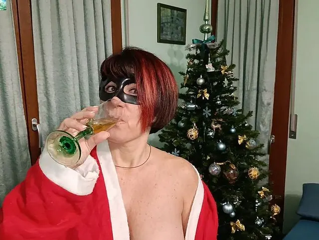 Frohes Neues Jahr! Ein glückverheißender Toast mit einem doppelten Kelch köstlichen Urins!