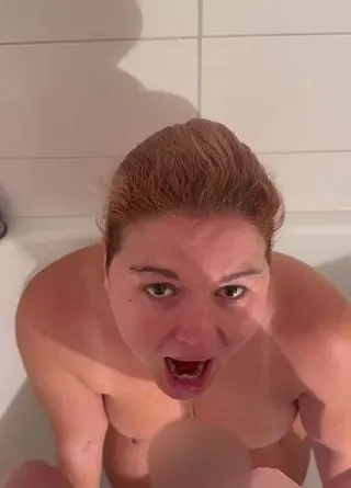 Hab mich endlich getraut mir in den Mund pissen zu lassen.