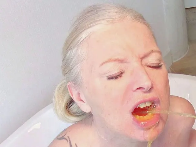 Fan-Pisse schlucken und Extrem Gagging-Deepthroat in Amsterdam!