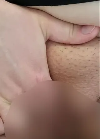 Im Bett gefingert, nach dem pissen auf dem Klo weiter gemacht