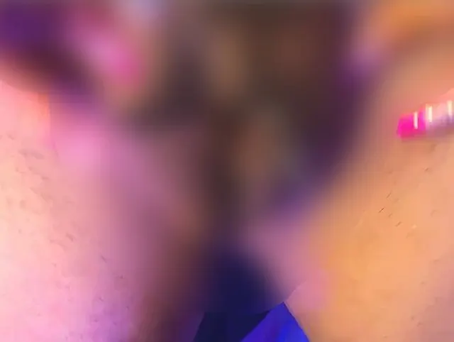Ich pinkle, meine haarige Muschi ist sehr nass, großer Spritzer