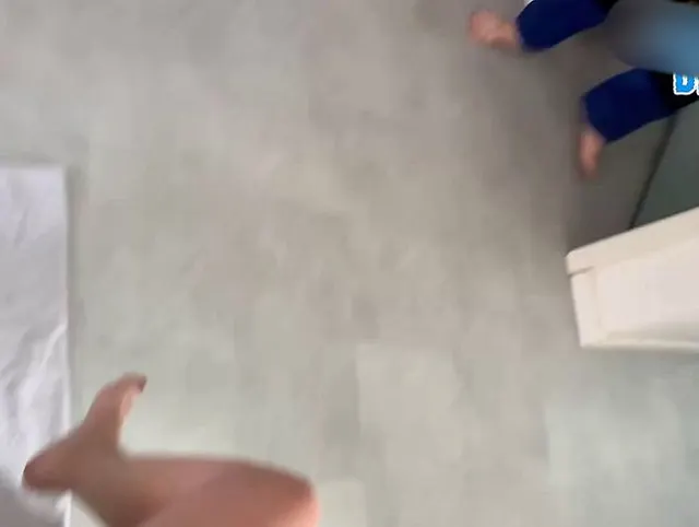 Bevor er mein Arsch fickt pisse ich über seinen Schwanz