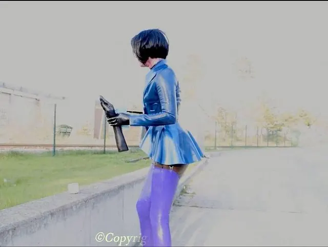 Latex Pierced Doll im Catsuit, Strümpfe Jacke Masturbation Riesiger Dildo & Pee in der Stadt P2