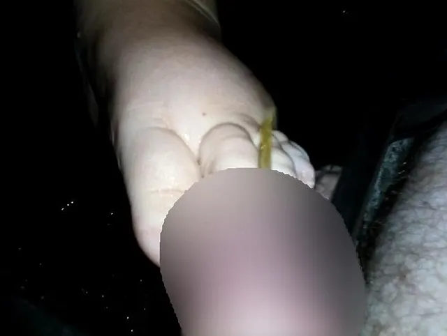 Nahaufnahme von John Peeing alles auf Jens Fuß