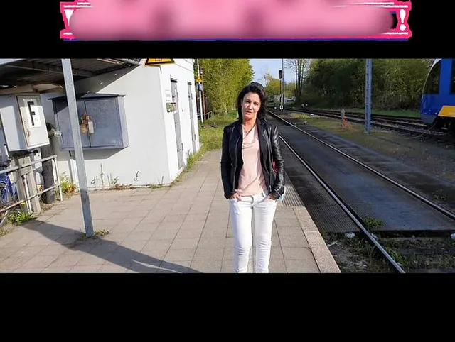 Am Bahnhof in die weiße Hose gepisst ????