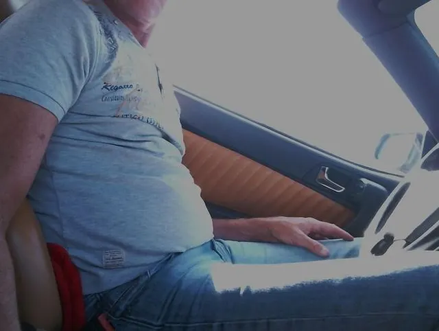 Während der  Fahrt im Auto gepisst