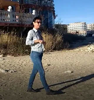 voll in die Hose am Strand