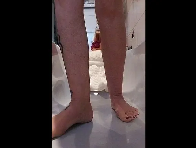 Pissen, in die Badewanne, natürlich nackt!