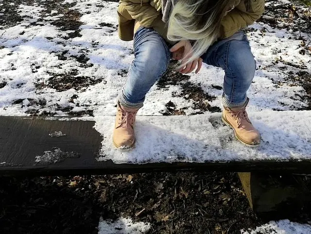 Ich musste einfach in den Schnee pissen! Wer will den gelben Schnee probieren?