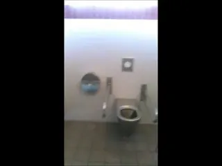 PARKPLATZKLO auf den EKELIGEN BODEN GEPISST!! LATZHOSE runter und LOS!!