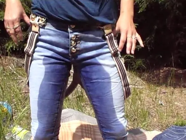Volle Blase in die Jeans entleert
