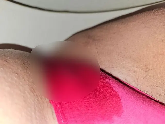 Hoppla in meinen roten Slip gepisst