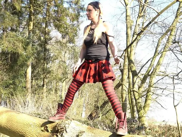 Pee in the River - Frühlingshafter Pipispaß im Wald